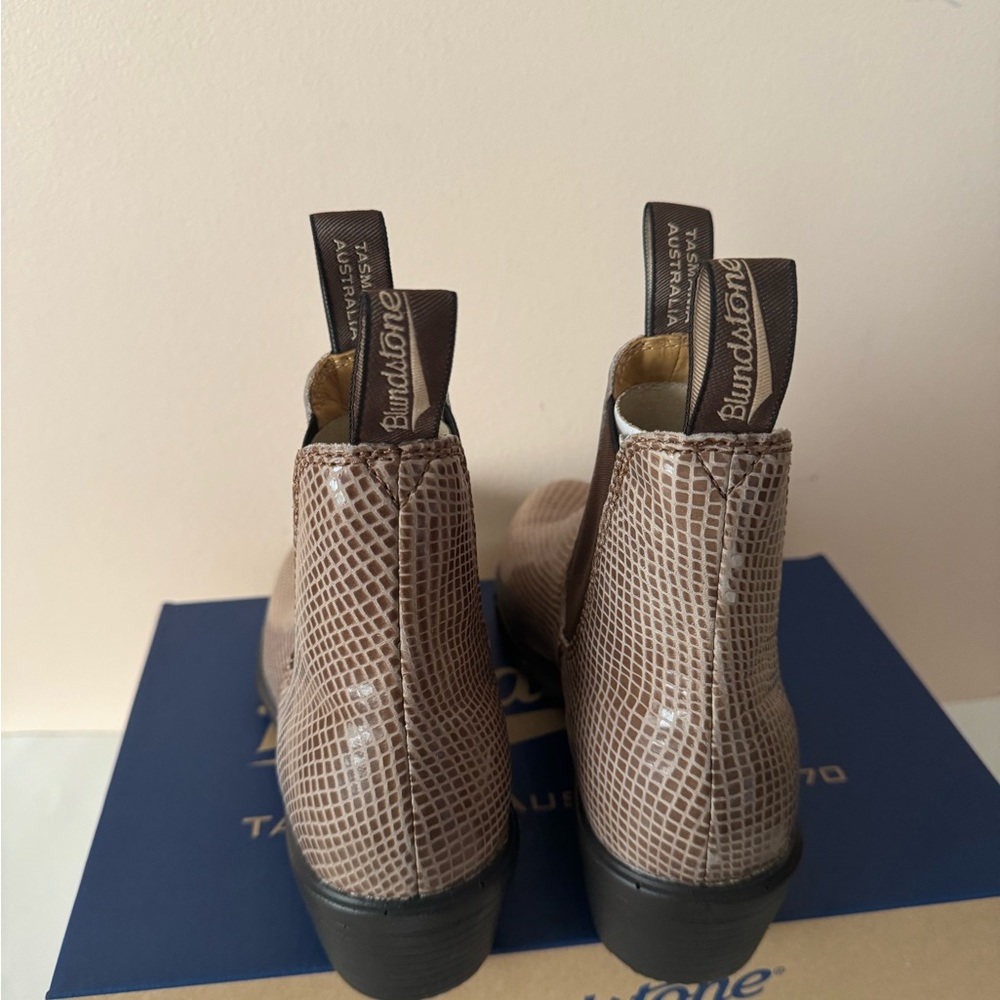 BLUNDSTONE Chelsea Lizard Embossed Leather Heeled Boot. 2165. Size: 6.5, 7, 8 - Picture 10 of 16